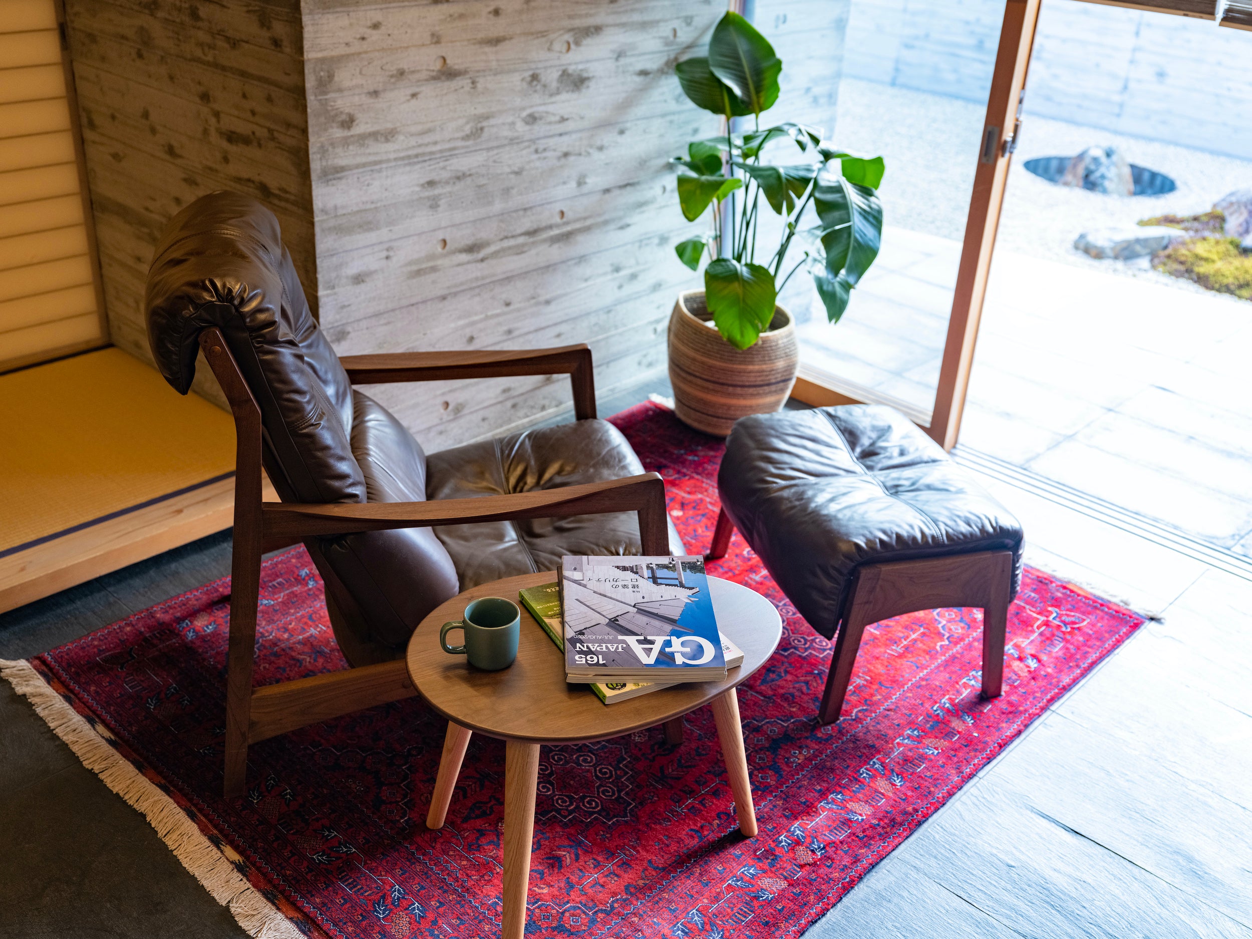 トライバルラグ 窓辺