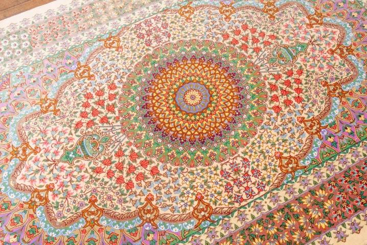 ペルシャ絨毯 イラン<br> クム産【Tabatbaei工房】129✕80<br>【商品番号: 6797】