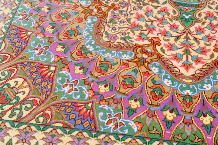 ペルシャ絨毯 イラン クム産【Tabatbaei工房】<br>玄関マットサイズ 129✕80