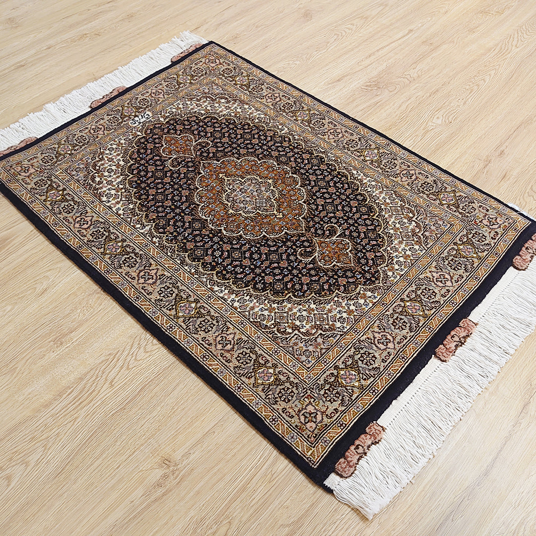 ペルシャ絨毯 イラン タブリーズ産<br>玄関マットサイズ 88×63