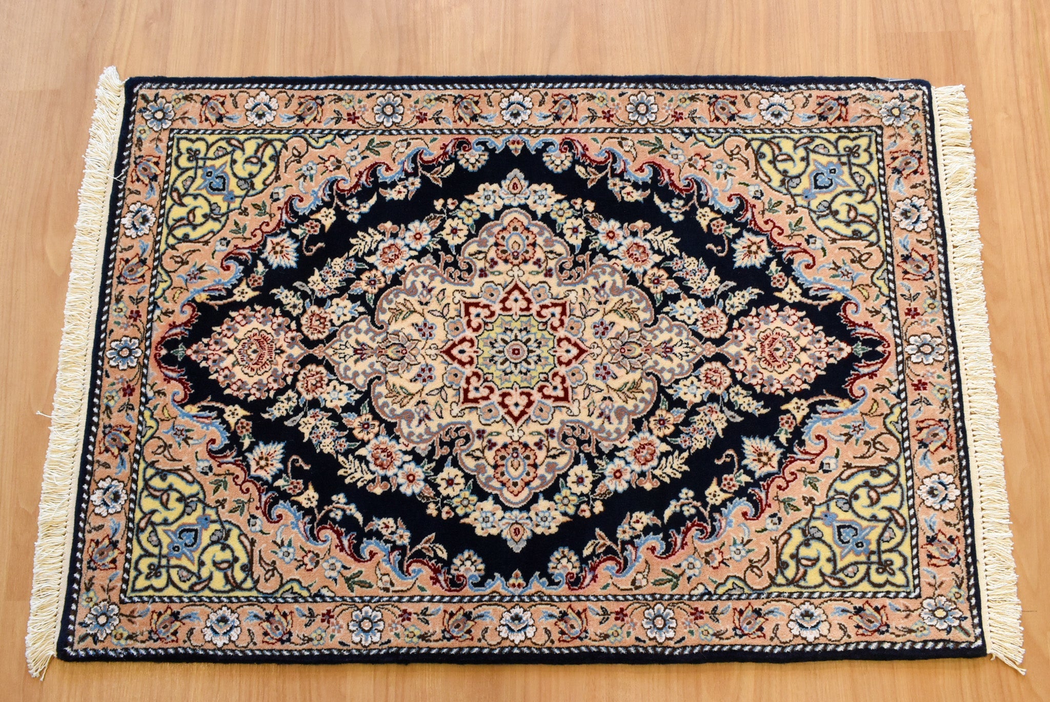 ペルシャ絨毯 イラン<br> ナイン産<br>サイズ:約85×120<br>【商品番号:6892】