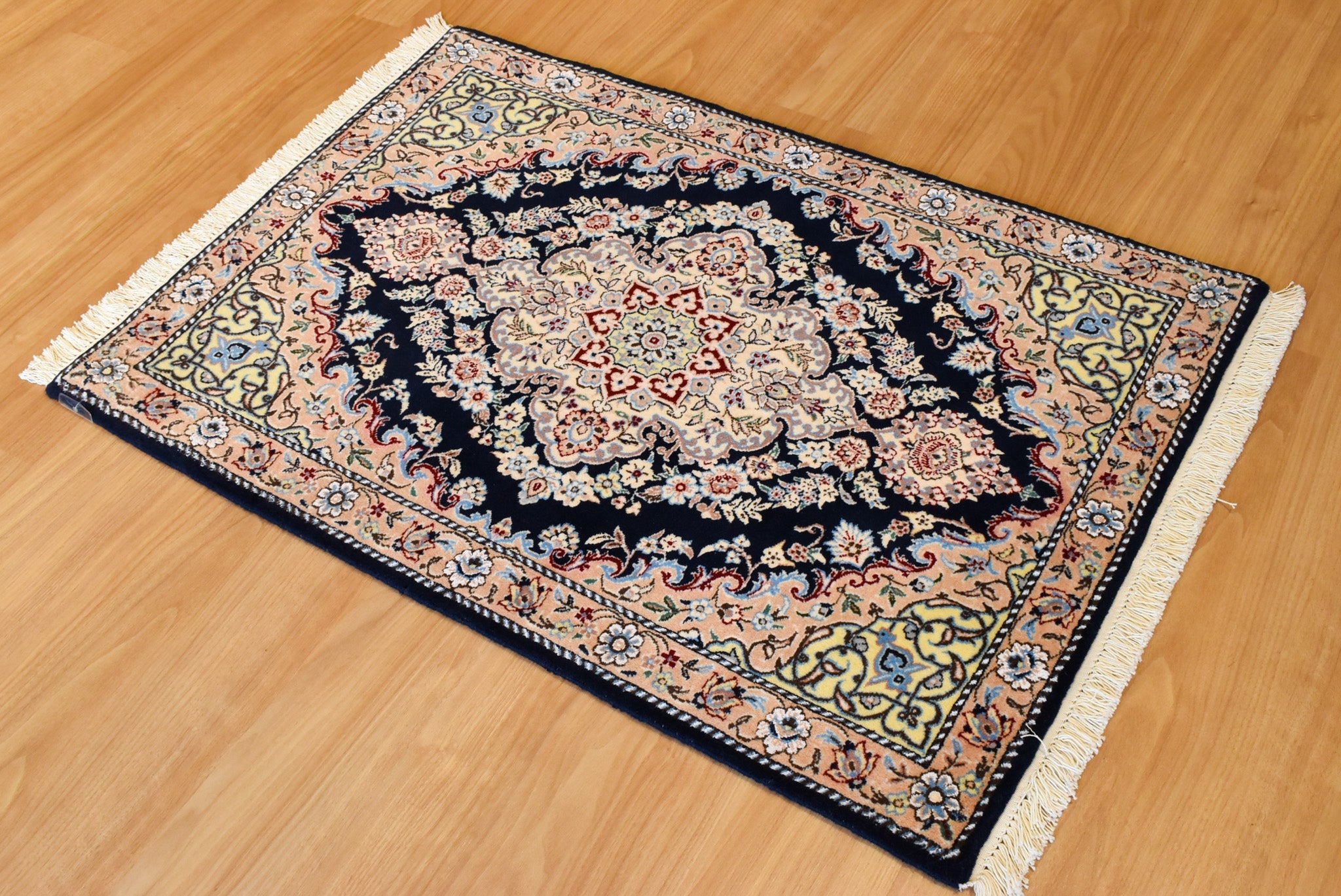 ペルシャ絨毯 イラン<br> ナイン産<br>サイズ:約85×120<br>【商品番号:6892】