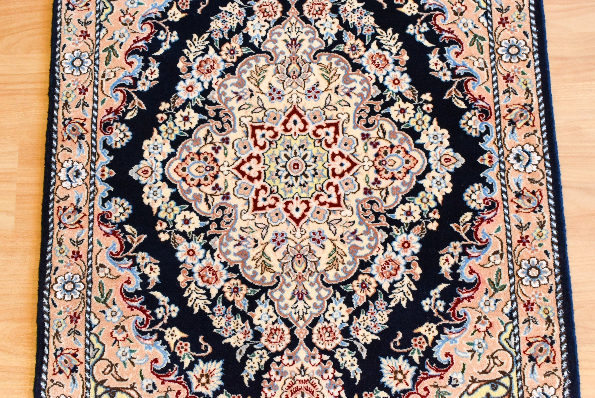 ペルシャ絨毯 イラン<br> ナイン産<br>サイズ:約85×120<br>【商品番号:6892】