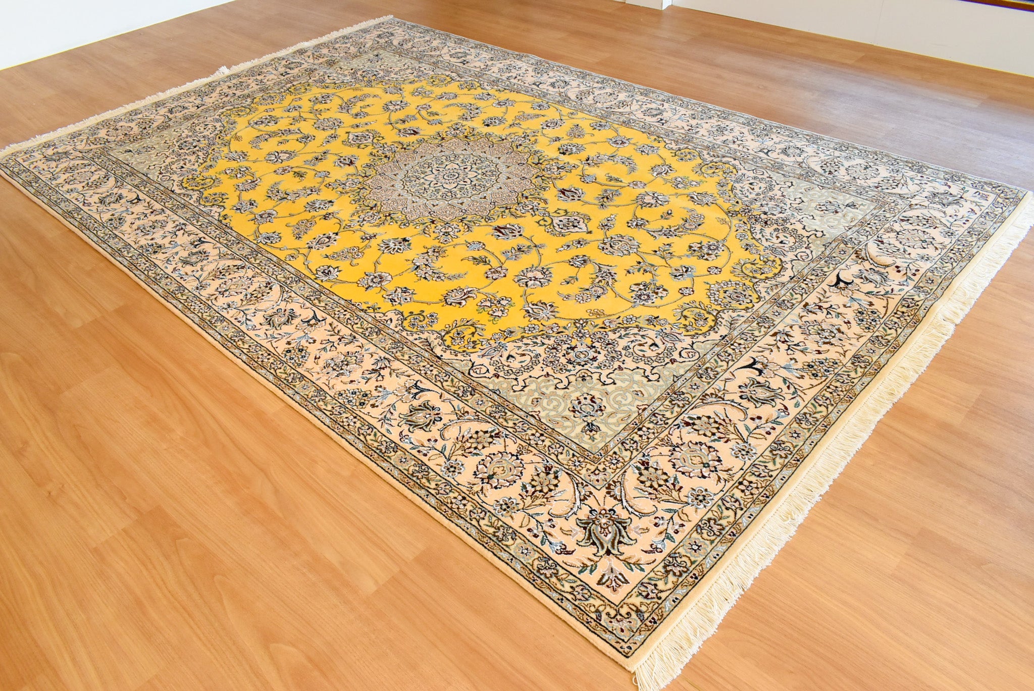 ペルシャ絨毯 イラン ナイン産<br>リビングサイズ 201×309