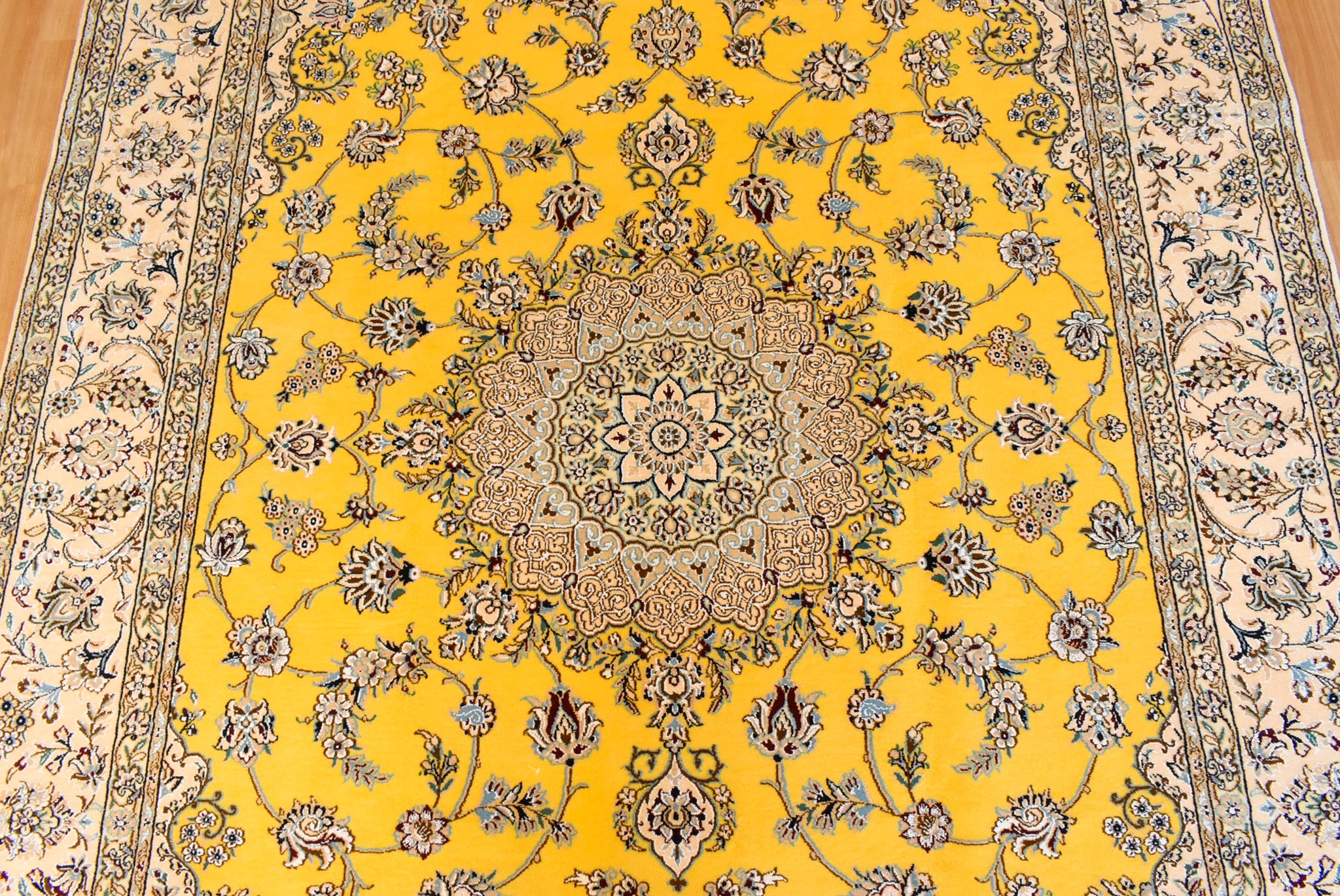 ペルシャ絨毯 イラン ナイン産<br>リビングサイズ 201×309