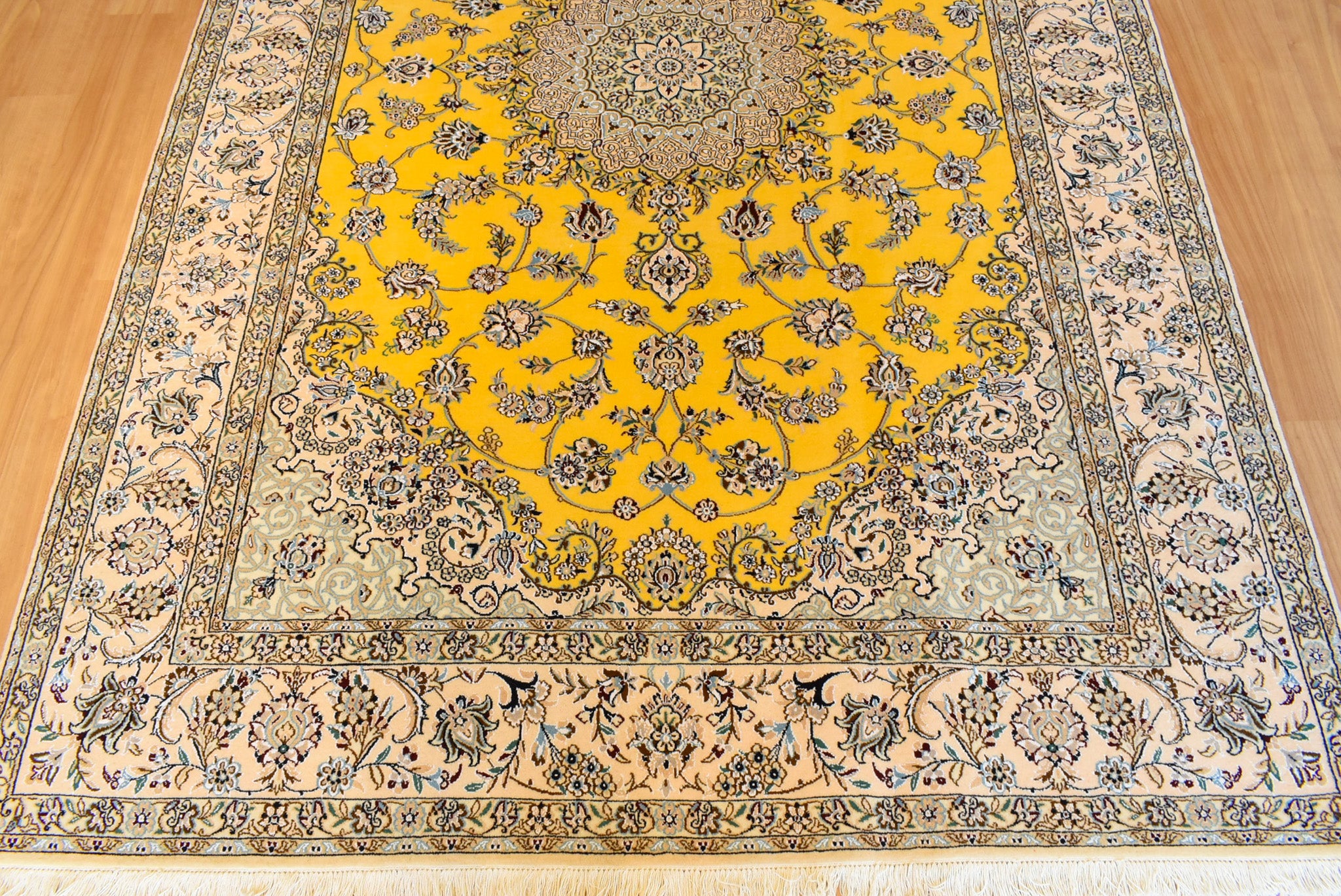 ペルシャ絨毯 イラン ナイン産<br>リビングサイズ 201×309