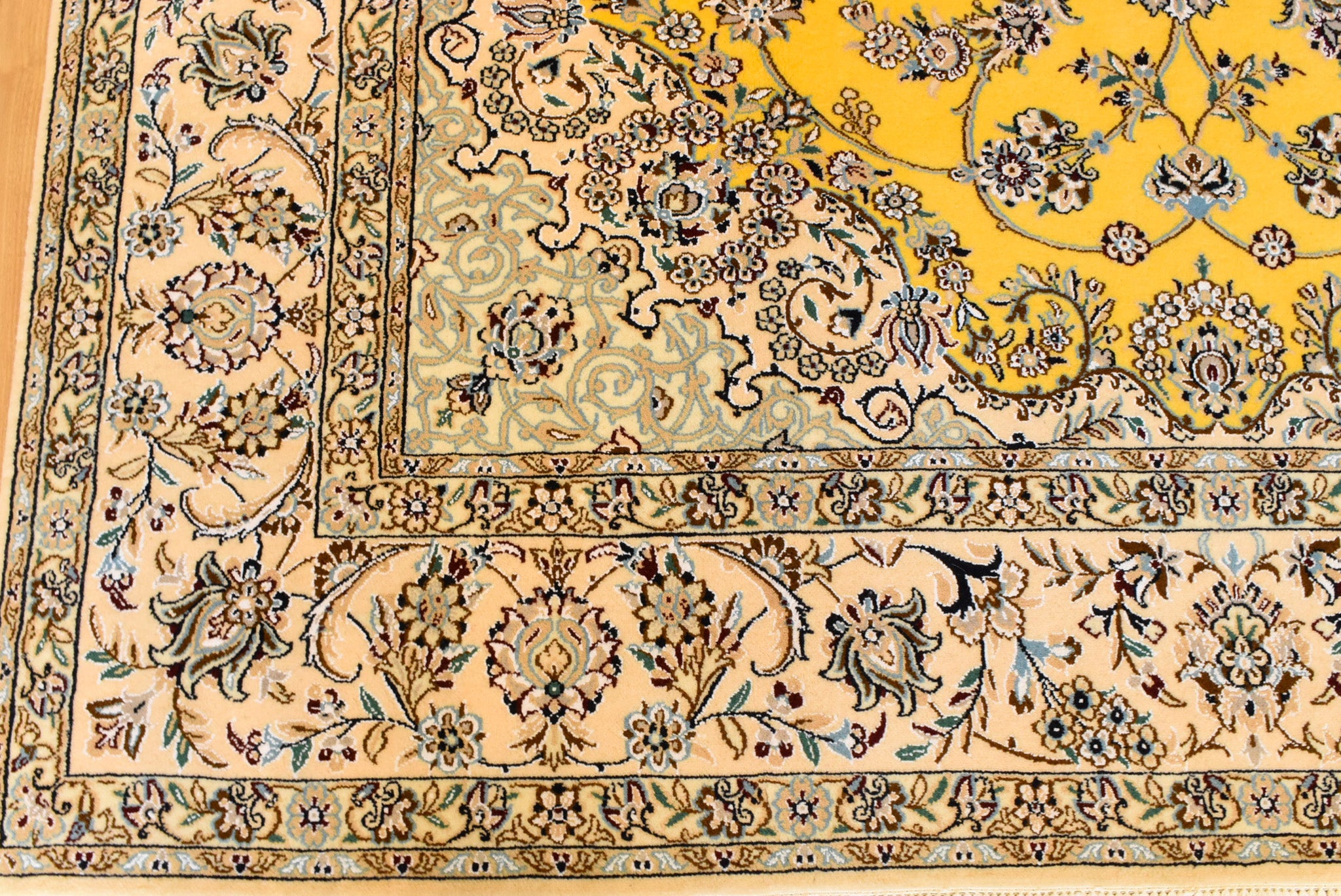 ペルシャ絨毯 イラン ナイン産<br>リビングサイズ 201×309