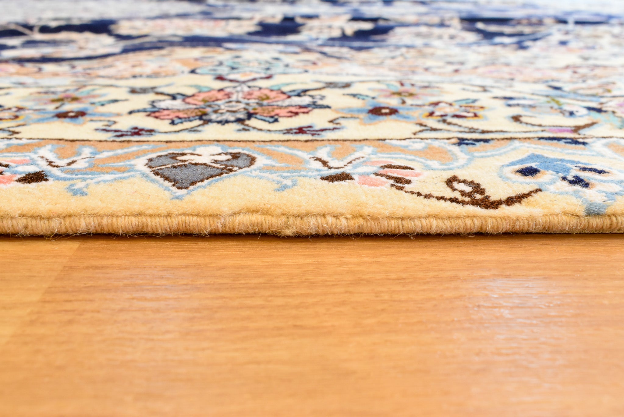 ペルシャ絨毯 イラン ナイン産<br>リビングサイズ 200×310