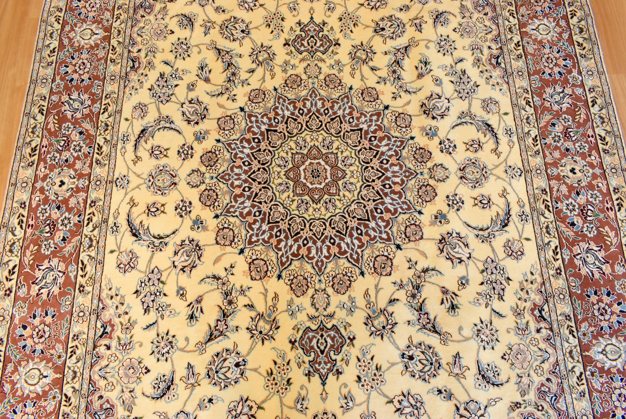 ペルシャ絨毯 イラン ナイン産<br>リビングサイズ 205×312