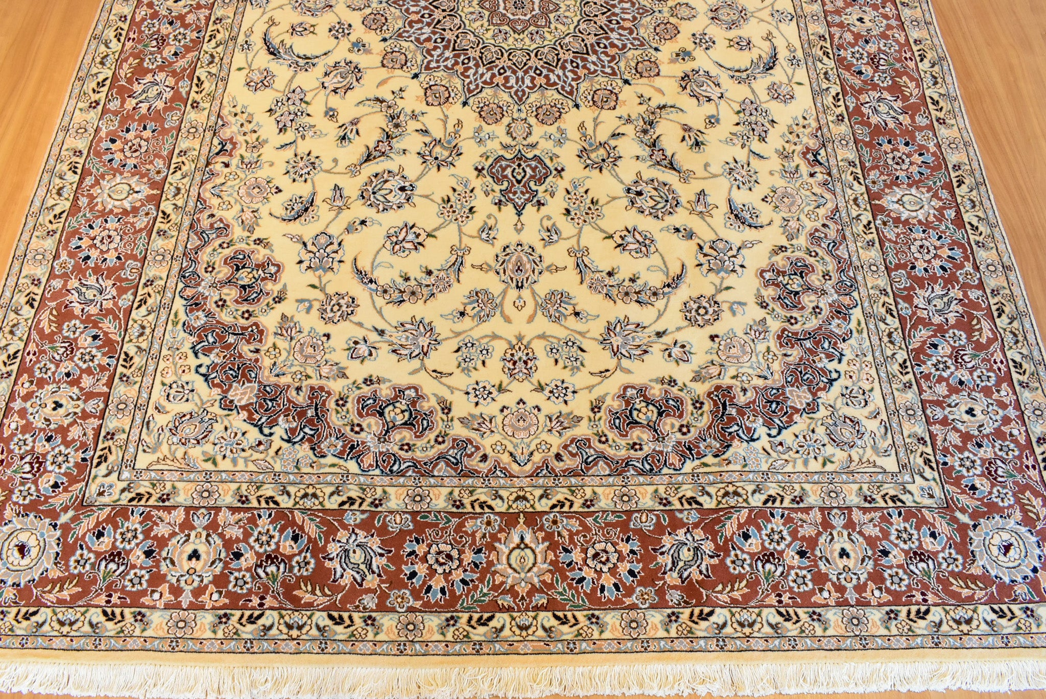 ペルシャ絨毯 イラン ナイン産<br>リビングサイズ 205×312