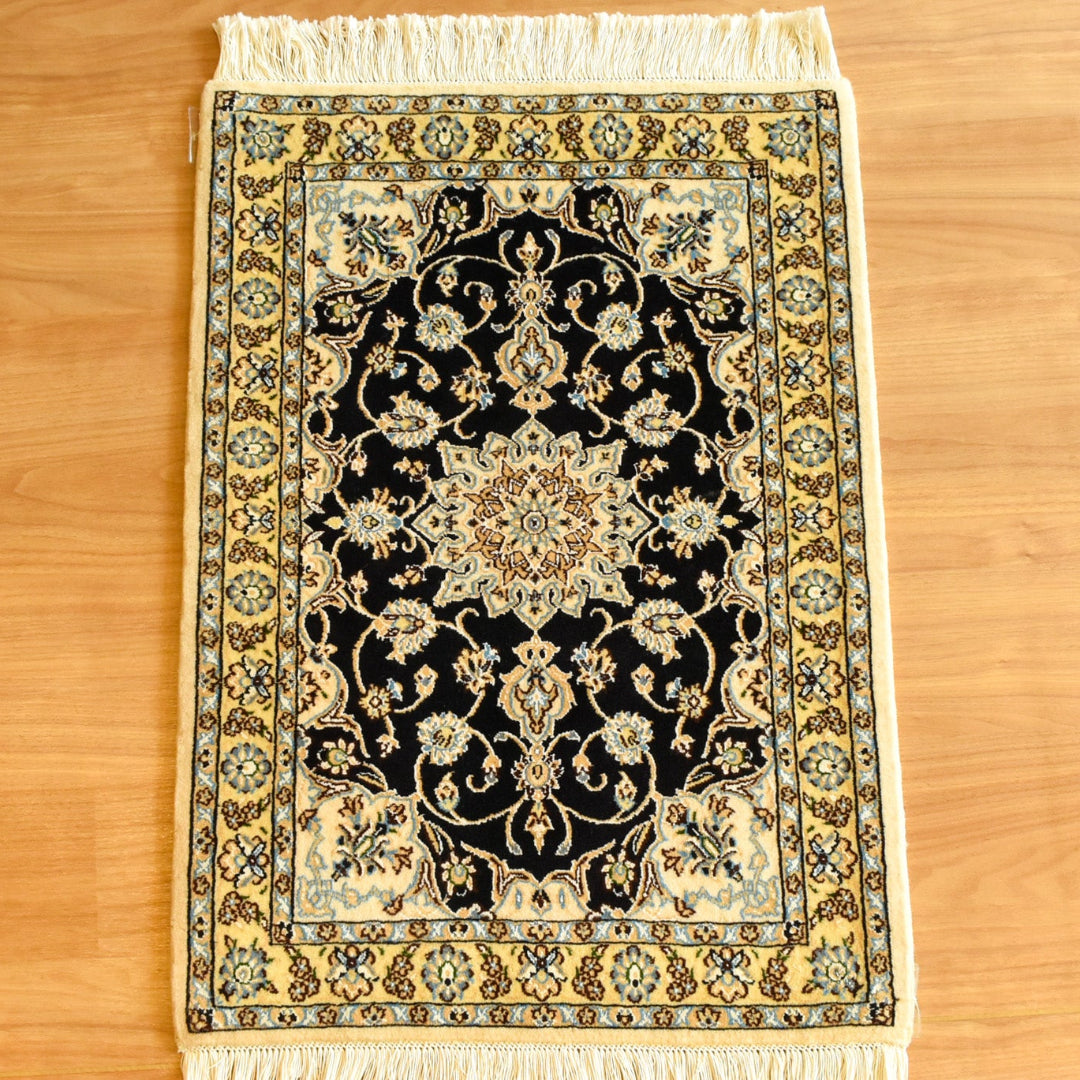 ペルシャ絨毯 イラン ナイン産<br>玄関マットサイズ 66×92