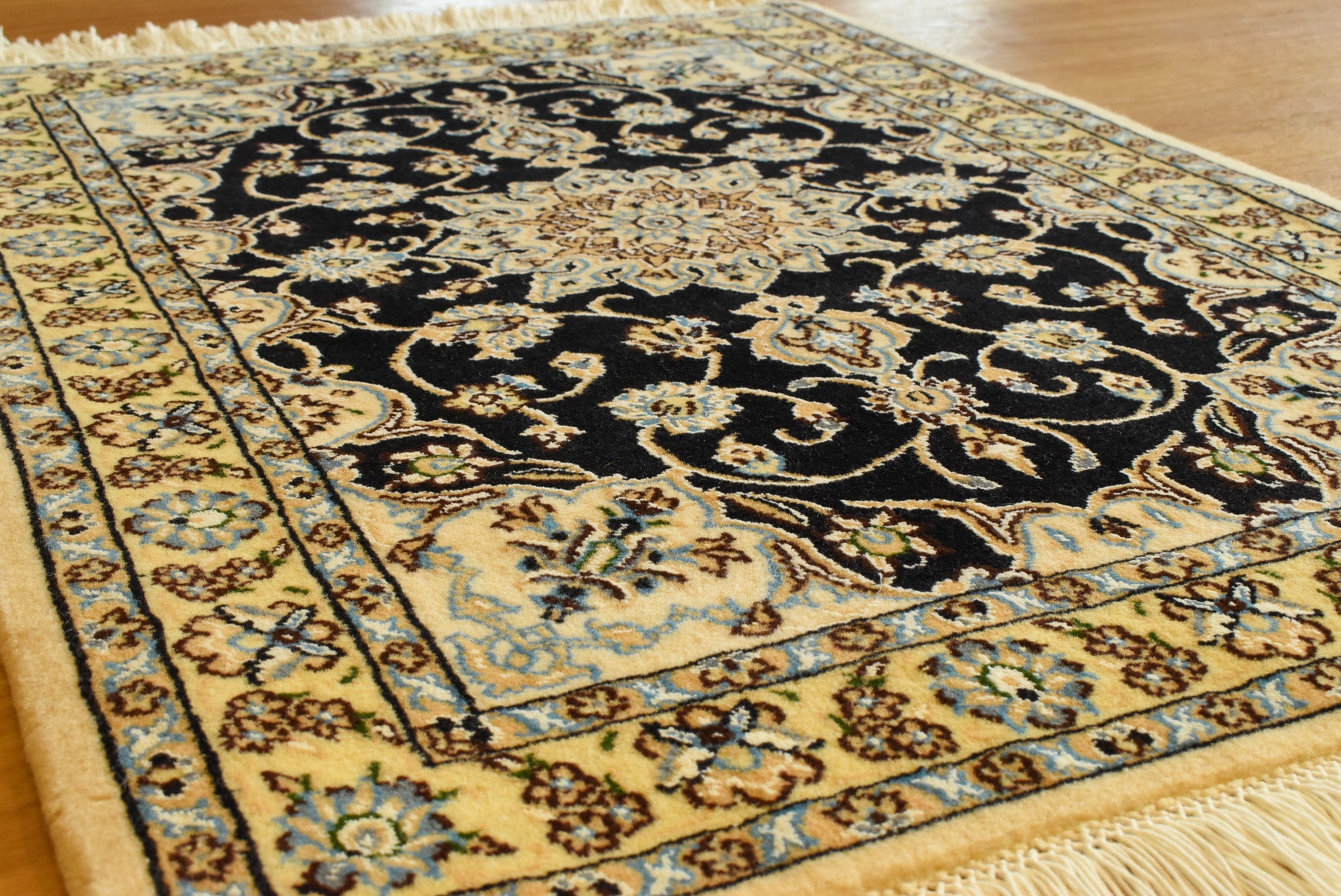 ペルシャ絨毯 イラン ナイン産<br>玄関マットサイズ 66×92