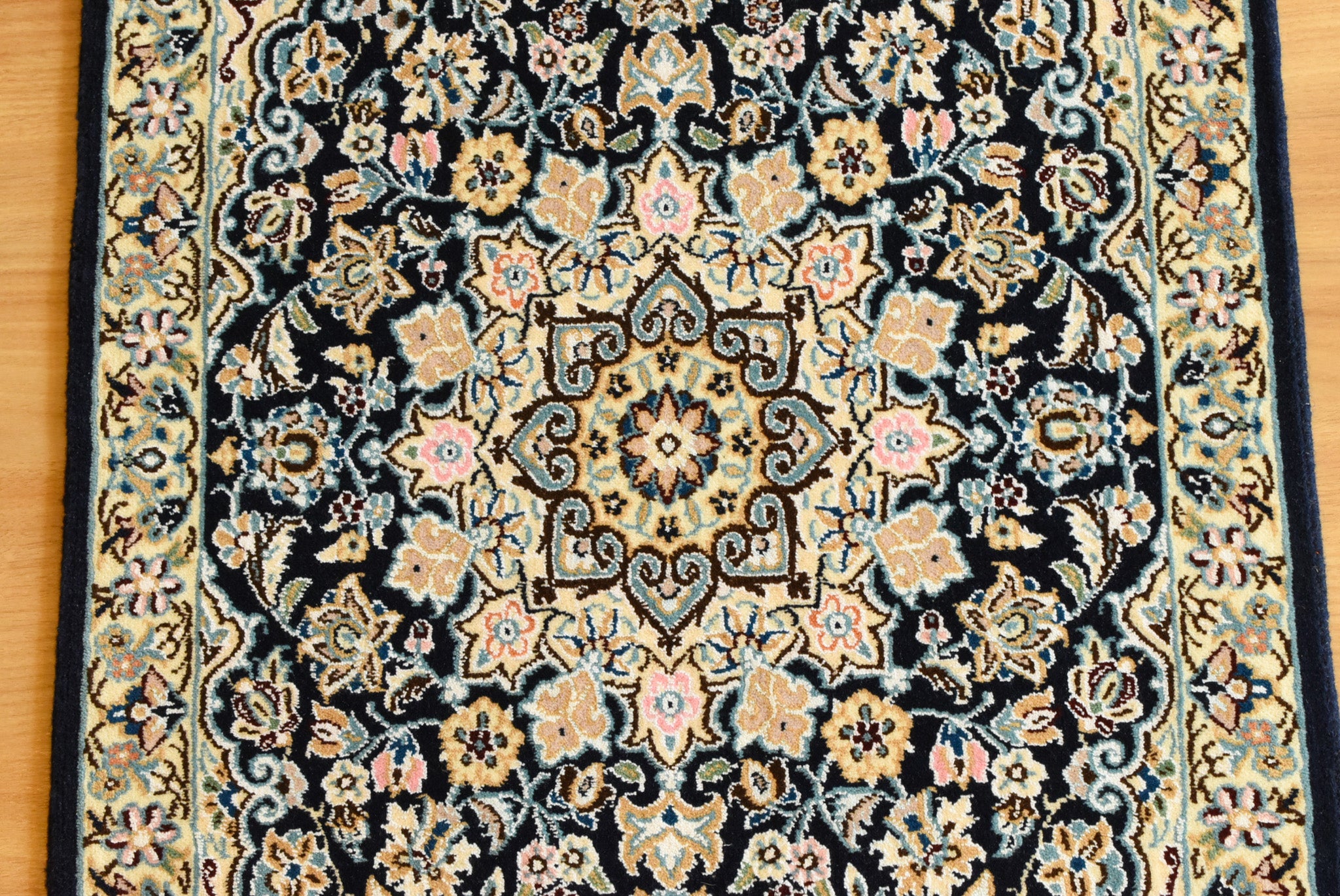 ペルシャ絨毯 イラン ナイン産<br>玄関マットサイズ 60×89