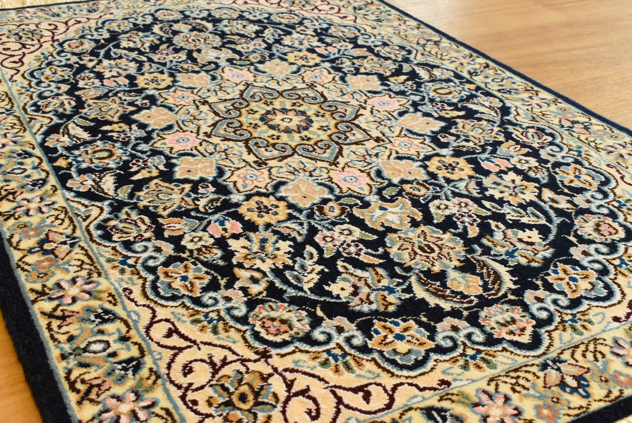 ペルシャ絨毯 イラン ナイン産<br>玄関マットサイズ 60×89
