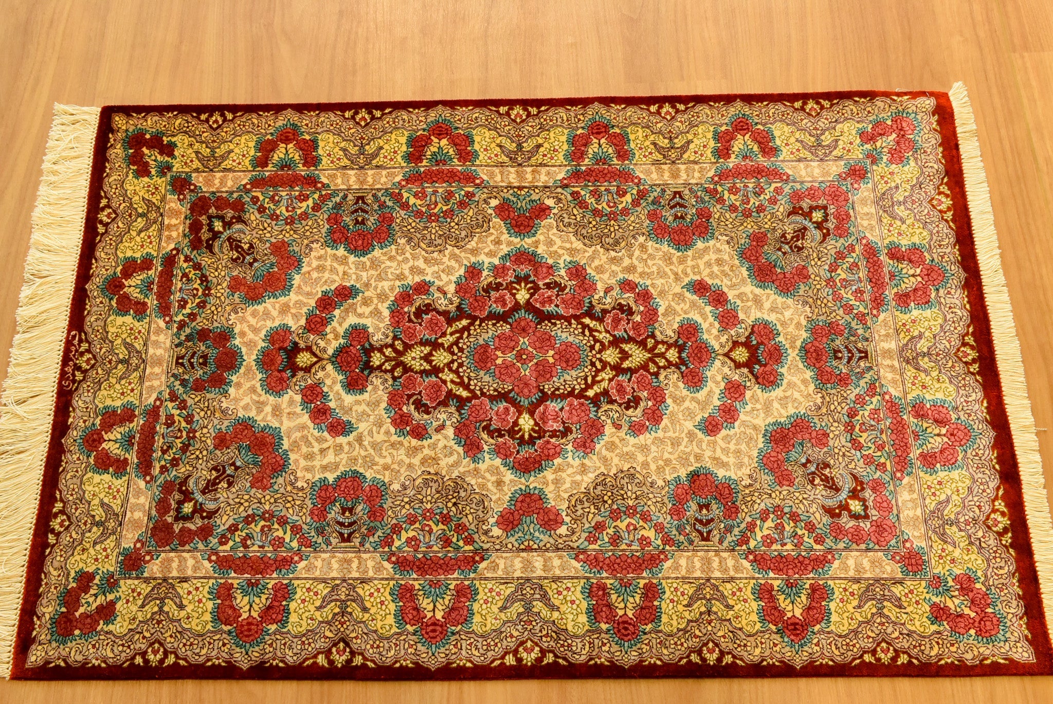 ペルシャ絨毯 イラン<br> クム産<br>サイズ:約79×119<br>【商品番号:896】