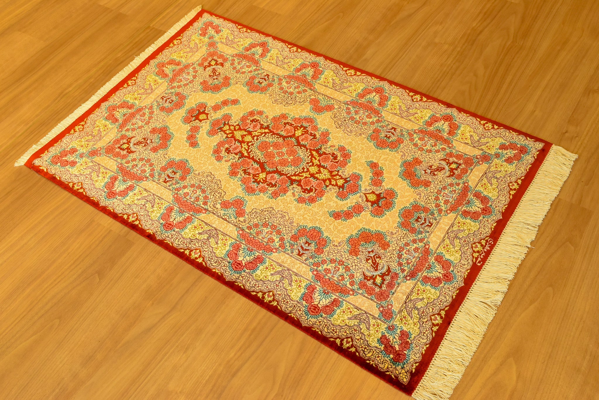 ペルシャ絨毯 イラン<br> クム産<br>サイズ:約79×119<br>【商品番号:896】