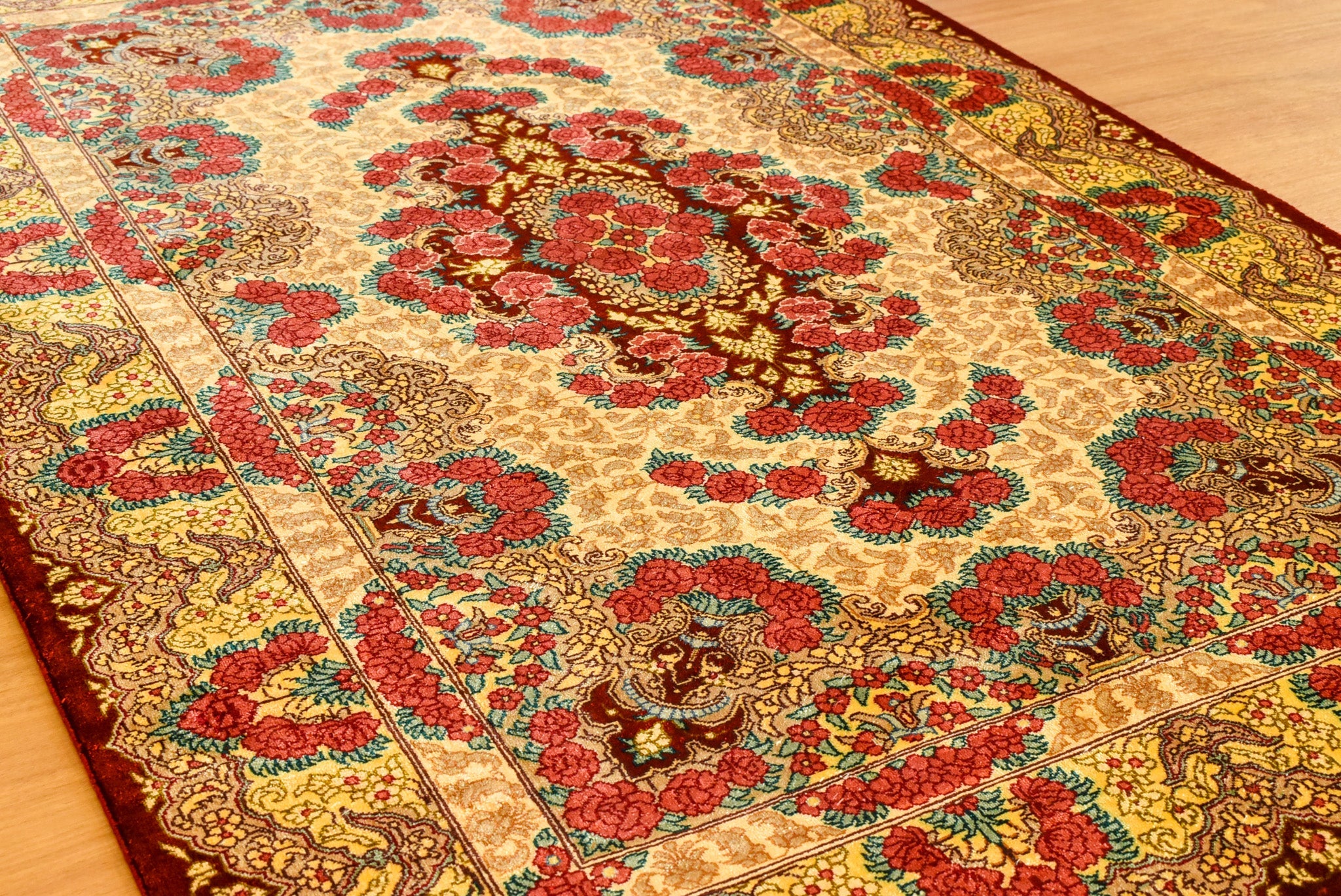 ペルシャ絨毯 イラン<br> クム産<br>サイズ:約79×119<br>【商品番号:896】