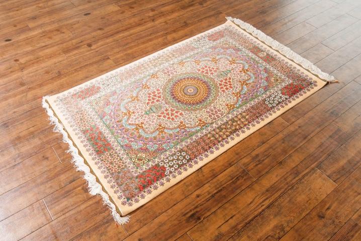 ペルシャ絨毯　イラン<br> クム産【Tabatbaei工房】129✕80<br>【商品番号： 6797】