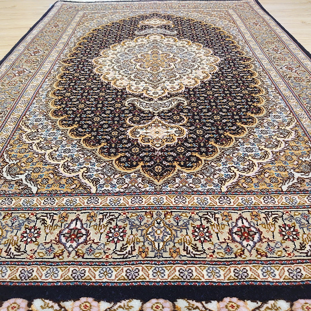 ペルシャ絨毯 イラン タブリーズ産<br>玄関マットサイズ 130×83