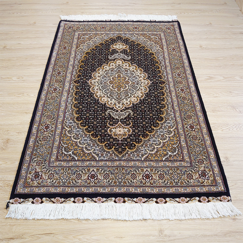ペルシャ絨毯<br>イラン タブリーズ産<br>玄関マットサイズ 130×83