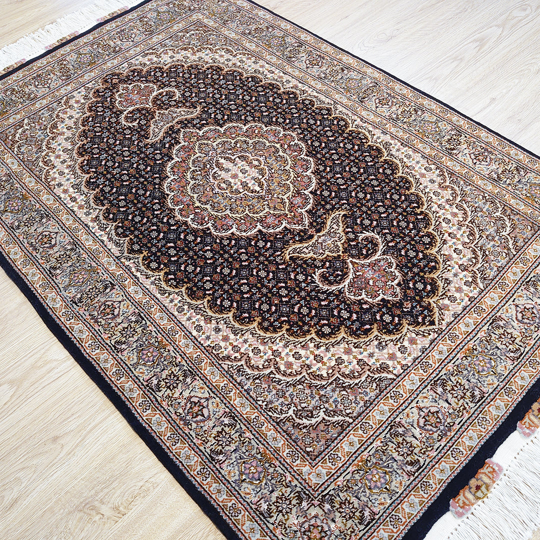 ペルシャ絨毯 イラン タブリーズ産<br>玄関マットサイズ 123×83