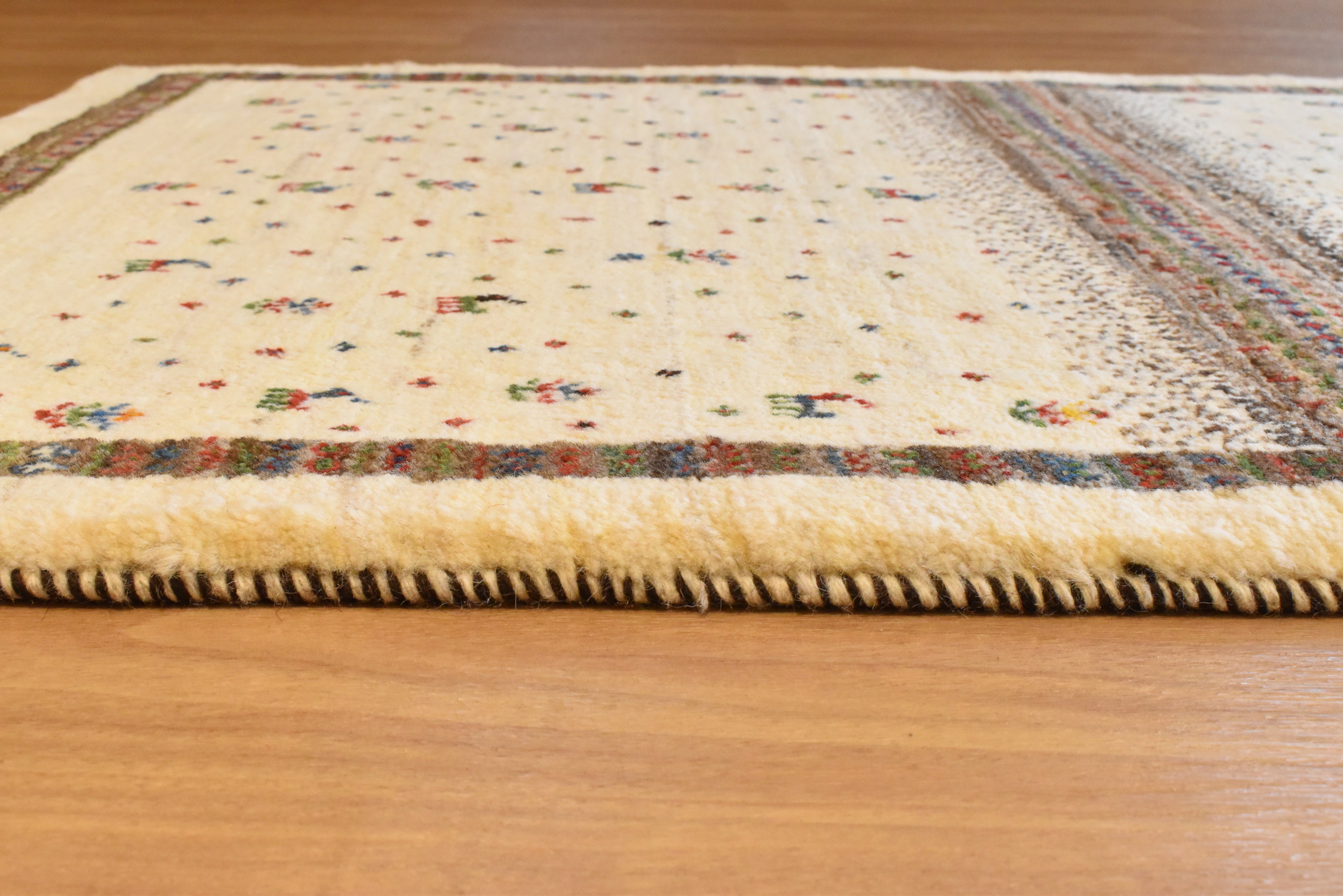ギャッベ　イラン産 <br>玄関サイズ 127✕83✕1.6<br>【商品番号：12926】