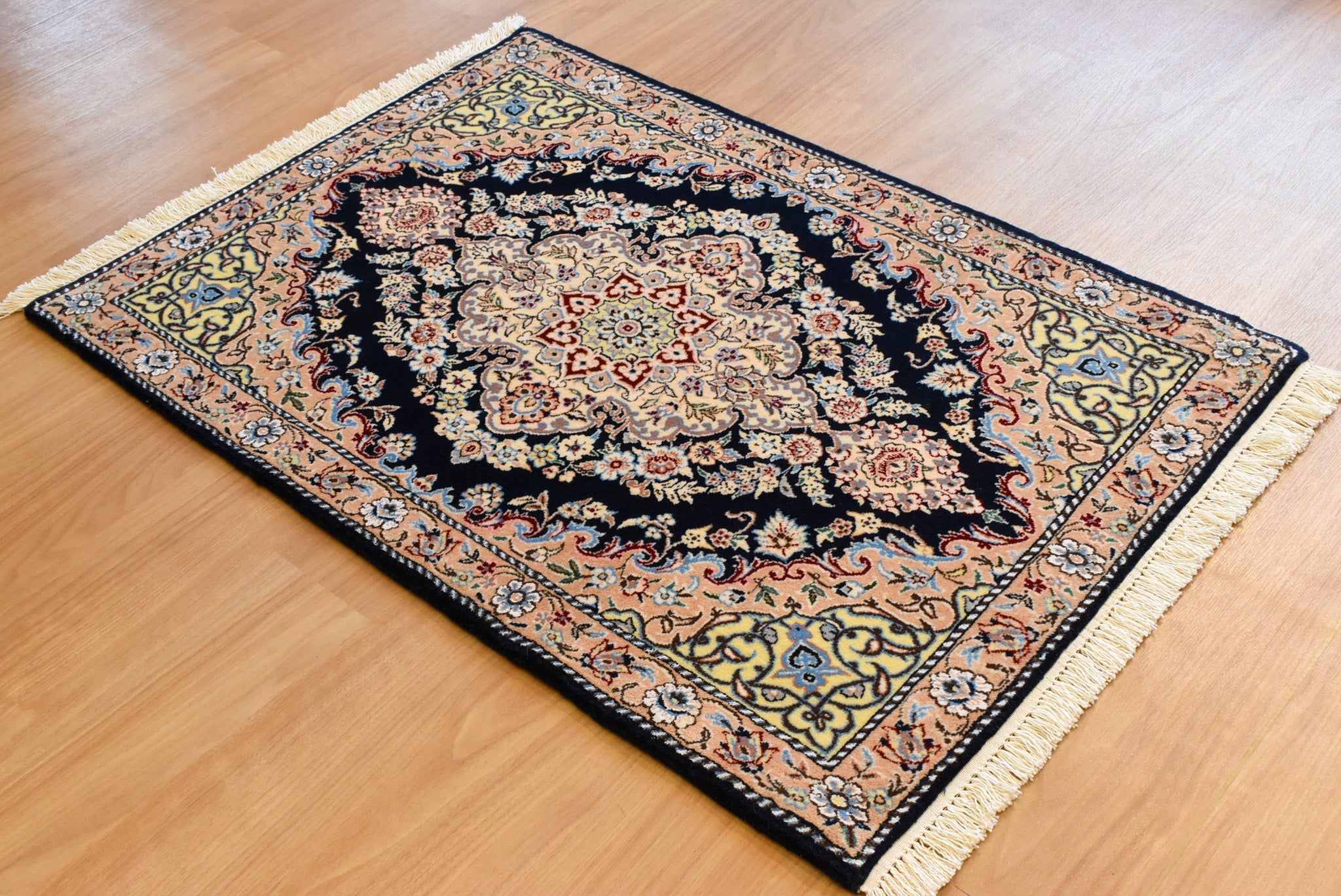 ペルシャ絨毯　イラン<br> ナイン産<br>ｻｲｽﾞ:約８５×１２０<br>【商品番号：6892】