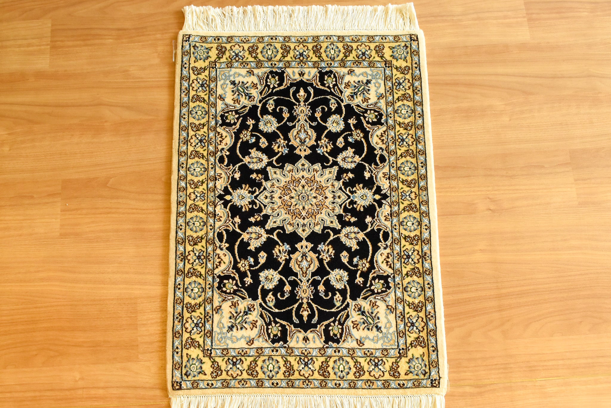 ペルシャ絨毯 イラン ナイン産<br>玄関マットサイズ 66×92