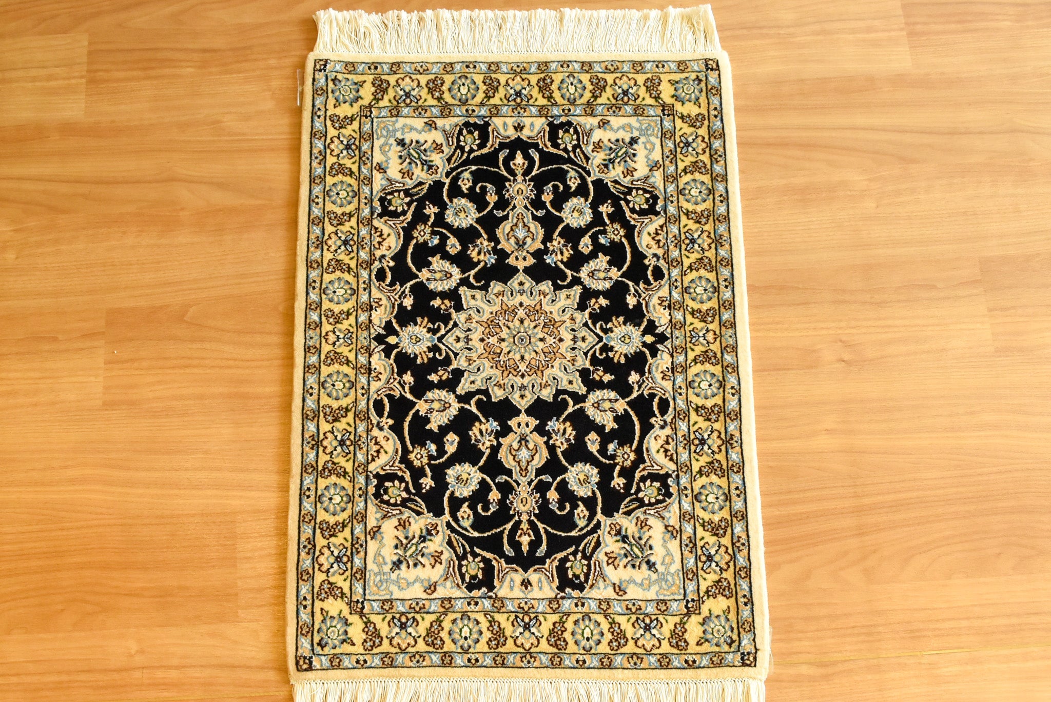 ペルシャ絨毯　イラン<br> ナイン産<br>ｻｲｽﾞ:約６６×９２<br>【商品番号：13228】