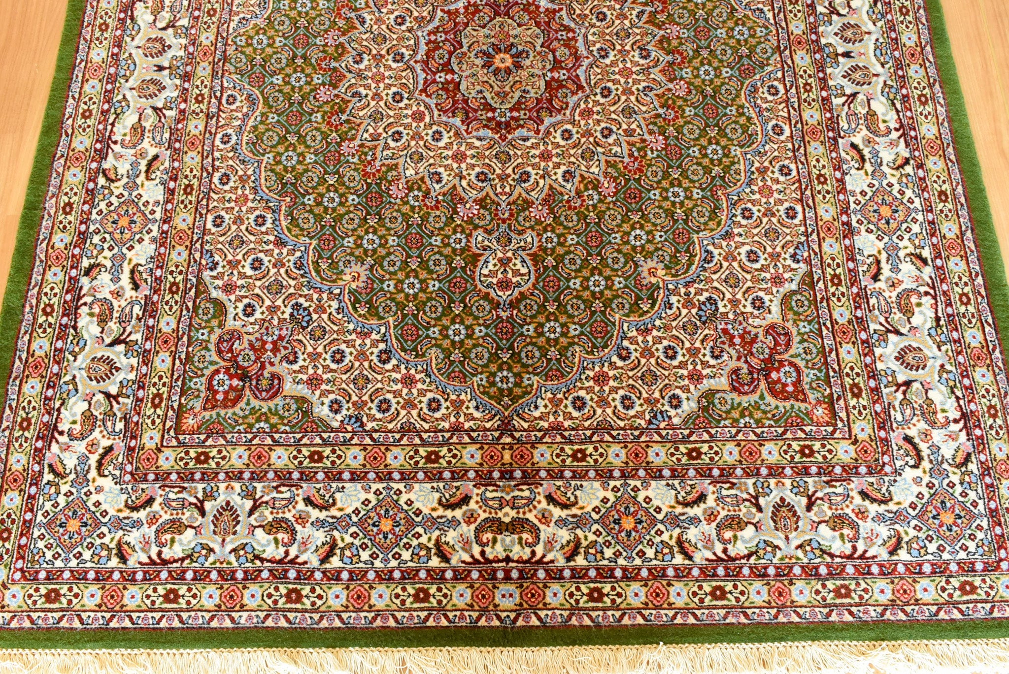 ペルシャ絨毯　イラン<br>ムード産<br>ｻｲｽﾞ:約１５５×１９３<br>【商品番号：7166】