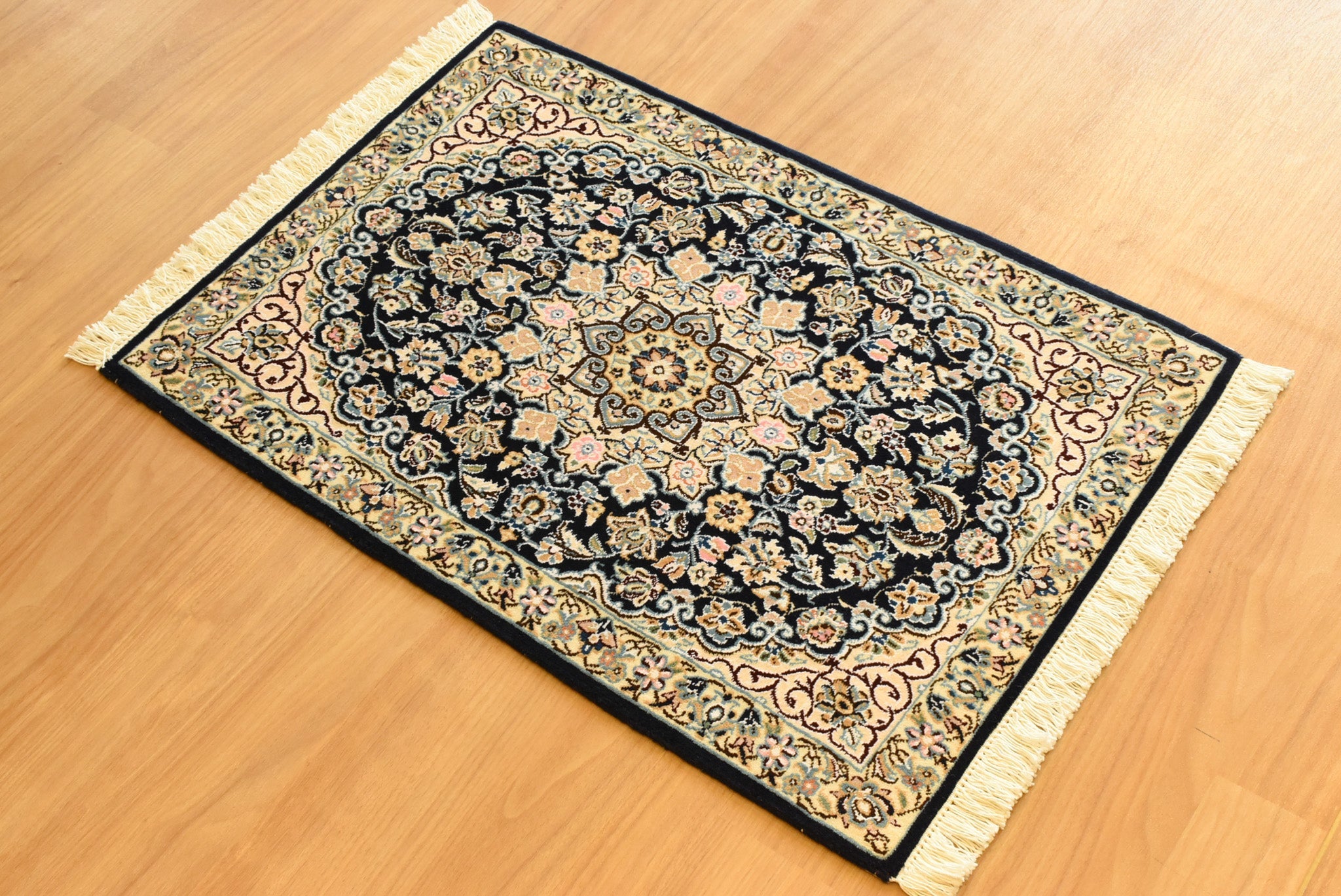 ペルシャ絨毯　イラン<br> ナイン産<br>ｻｲｽﾞ:約６０×８９<br>【商品番号：6952】