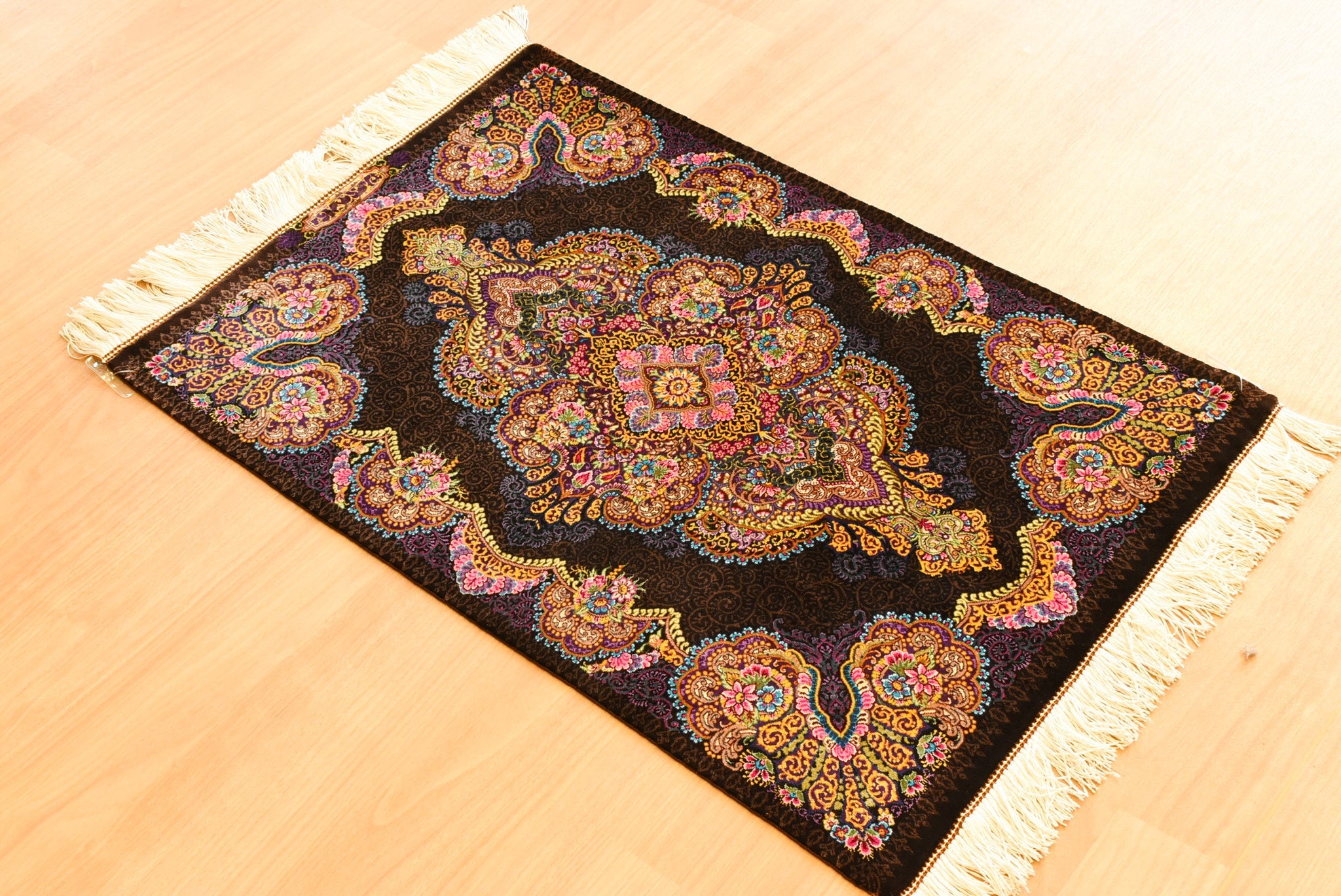 ペルシャ絨毯　イラン<br> クム産【テルメ工房】<br>ｻｲｽﾞ:約６０×８８<br>【商品番号：12838】